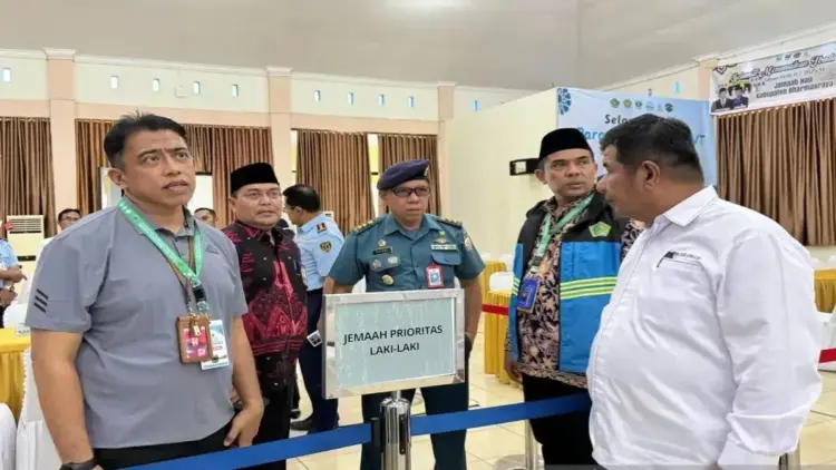 Kemenag Sumbar Evaluasi Pemberangkatan Haji: Soroti Transportasi, Layanan Lansia dan One Stop Service 1 Kepala Kanwil Kemenag Provinsi Sumbar Mahyudin (batik merah hitam) bersama pemangku kepentingan lainnya meninjau proses pemberangkatan calon jamaah haji Sumbar. ANTARA/HO-Humas Kemenag Sumbar