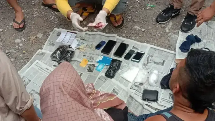 Gagalkan Sabu 1,5 Kg di Bus ALS, BNN Tangkap 3 Kurir di Bukittinggi 1 Tim gabungan BNN Provinsi Sumatera Barat menangkap terduga pelaku beserta barang bukti narkotika sekitar 1,5 kilogram sabu-sabu di Kota Bukittinggi, Selasa (13/5/2025). (ANTARA/HO-Humas BNN Sumbar)