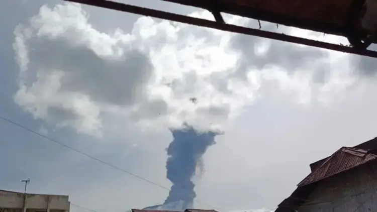 Gunung Marapi Meletus, Kolom Abu Capai 1.600 Meter 1 Letusan Gunung Marapi pada Rabu pagi yang melontarkan abu vulkanik setinggi 1.600 meter di atas puncak, Rabu (14/5/2025). (ANTARA/HO-Warga)