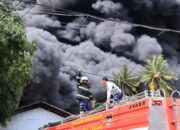 Diduga Gas Pengemasan Karet jadi Penyebab Kebakaran Hebat di PT Teluk Luas, Tak Ada Korban Jiwa
