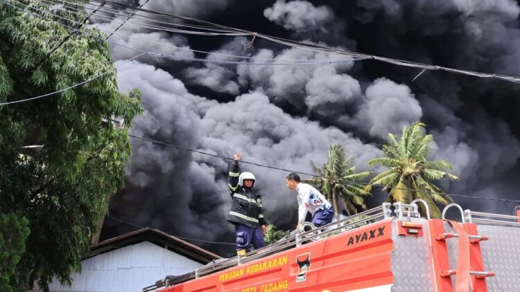 Diduga Gas Pengemasan Karet jadi Penyebab Kebakaran Hebat di PT Teluk Luas, Tak Ada Korban Jiwa 1 Petugas pemadam kebakaran berupaya memadamkan kobaran api yang membakar pabrik karet di Kota Padang, Minggu, (18/5/2025). ANTARA/Muhammad Zulfikar