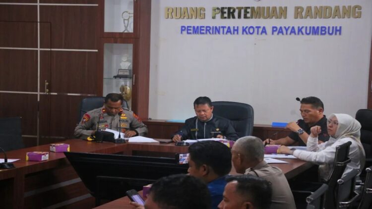 Rapat persiapan pembongkaran bangunan yang berdiri di atas fasilitas umum dan melanggar Peraturan Daerah serta Peraturan Wali Kota. Antara/HO-Pemko Payakumbuh