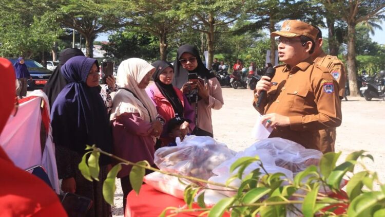 Jelang Idul Adha, Pemko Payakumbuh Gelar Gerakan Pangan Murah 1 Wali Kota Payakumbuh Zulmaeta saat pelaksanaan pasar murah. Antara/HO-Pemko Payakumbuh