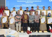 Gubernur Mahyeldi Beri Penghargaan Kepada 12 OPD Terbaik dalam Pelaksanaan Reformasi Birokrasi di Sumbar