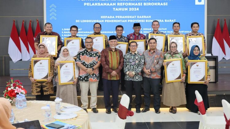 Gubernur Sumbar serahkan piagam penghargaan kepada 12 Organisasi Perangkat Daerah (OPD) terbaik dalam pelaksanaan reformasi birokrasi tahun 2024 di lingkup Pemprov Sumbar. (dok. adpsb)