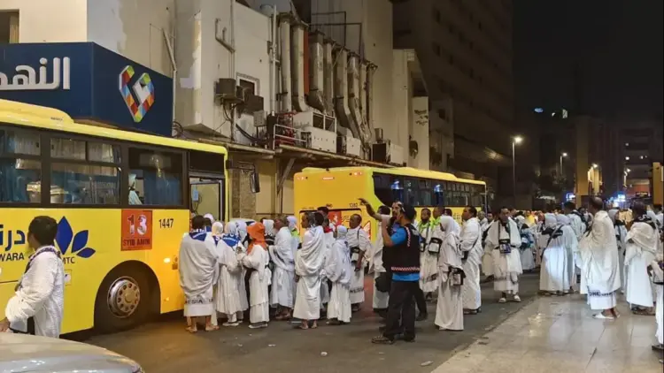 Bus Shalawat adalah salah satu layanan transportasi yang disiapkan PPIH bagi jemaah haji selama di Makkah. Bus ini mengantar jemaah dari hotel ke Masjidil Haram, pergi dan pulang. Foto Istimewa/Media Center Haji Makkah