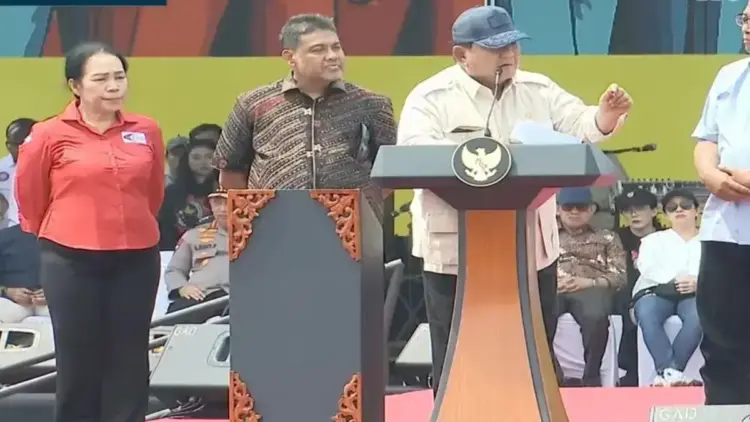 Hadiah untuk Buruh di May Day, Presiden Prabowo Bentuk Dewan Kesejahteraan dan Dukung Penghapusan Outsourcing 1 Tangkapan layar - Presiden RI Prabowo Subianto didampingi sejumlah pimpinan serikat buruh berpidato dalam peringatan Hari Buruh Internasional (May Day) 2025 di Lapangan Monas, Jakarta Pusat, Kamis (1/5/2025) (ANTARA/Andi Firdaus)