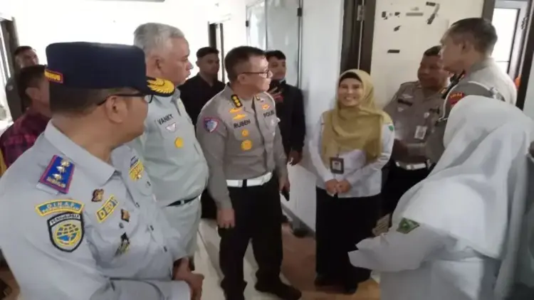 Jamin Biaya Perawatan, Jasa Raharja Santuni Ahli Waris Korban Bus ALS di Padang Panjang 1 Kepala Divisi Pelayanan PT. Jasa Raharja Pusat Hervanka Tri Dianto, meninjau lokasi kecelakaan bus ALS B 7512 FGA di depan terminal Bukit Surungan dan kunjungi korban luka di RSUD Padang Panjang. (ANTARA/ Isril Naidi)
