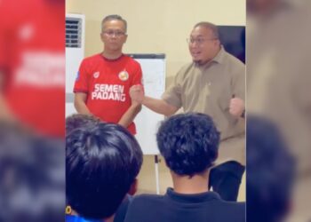 Andre Rosiade bakar semangat para pemain jelang laga melawan Persik. (dok. istimewa)