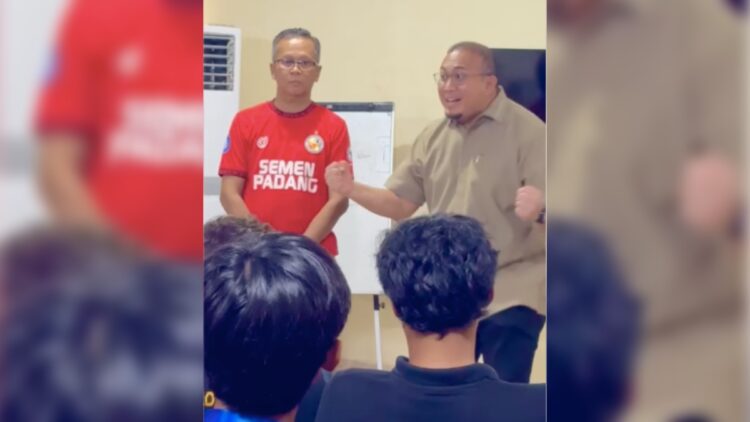 Andre Rosiade bakar semangat para pemain jelang laga melawan Persik. (dok. istimewa)