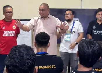 Andre Rosiade beri motivasi pemain Semen Padang FC. (dok. Radarsumbar)