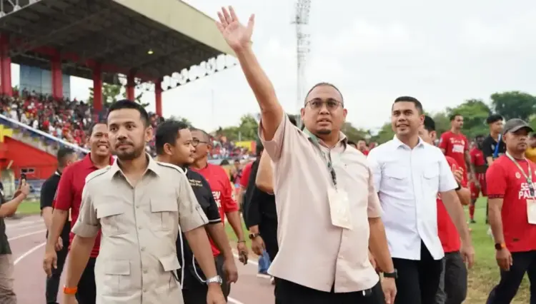 Banyak Wasit Kontroversial di Liga 1, Andre Rosiade Apresiasi Langkah Erick Thohir 1 Andre Rosiade menyapa suporter dan pendukung Semen Padang FC. (dok. istimewa)