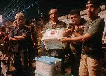 BPBD Padang serahkan bantuan untuk korban terdampak kebakaran di Jalan Hamka. (dok. BPBD Padang)