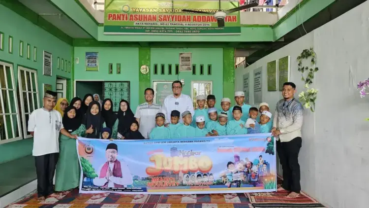 Berbagi Kebahagiaan di Hardiknas, DPW IKM Jakarta dan Padang TV Ajak 50 Anak Panti Asuhan Nonton Film 'Jumbo' 1 DPW IKM Jakarta dan Padang TV ajak anak panti asuhan nobar film Jumbo. (dok. istimewa)
