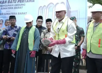 Gubernur Mahyeldi lakukan peletakan batu pertama pembangunan gedung MUI Sumbar. (dok. adpsb)