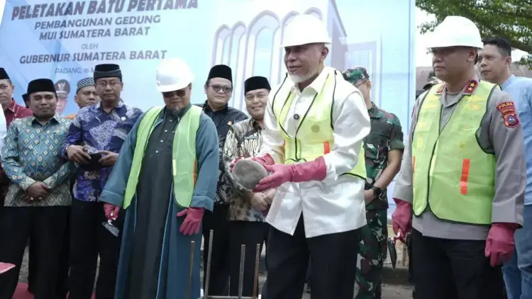 Gubernur Mahyeldi lakukan peletakan batu pertama pembangunan gedung MUI Sumbar. (dok. adpsb)