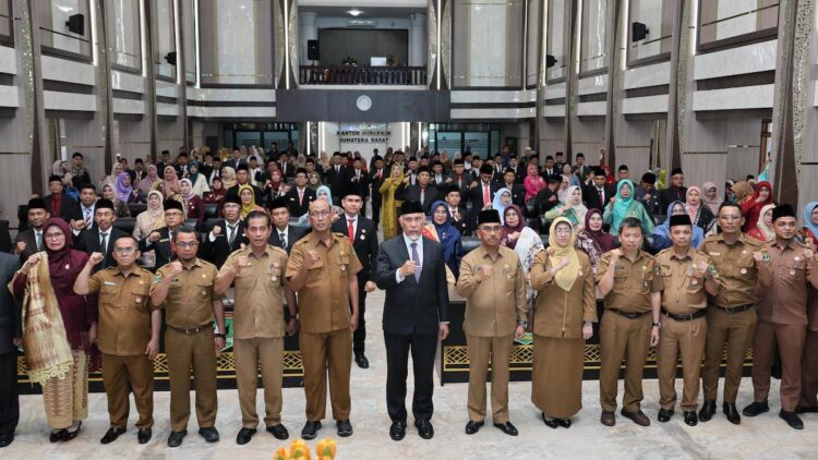 Gubernur Mahyeldi Melantik 87 Kepala Sekolah SMA/SMK/SLB se-Sumbar 1 Gubernur Mahyeldi lantik 87 Kepala SMA SMK SLB se-Sumbar. (dok. adpsb)