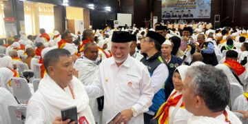 Gubernur Mahyeldi Lepas Keberangkatan 420 Calon Jemaah Haji Kloter 14 Embarkasi Padang 8 Salah seorang jemaah calon jemaah yang juga Ass. Manager Semen Padang FC Masykur Rauf ikut dilepas bersama ratusan CJH embarkasi Padang kloter 14 yang dilepas Gubernur Mahyeldi. (dok. adpsb)