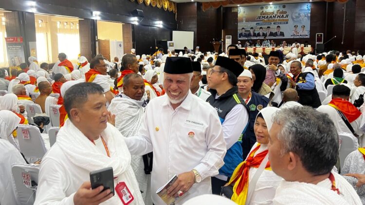 Gubernur Mahyeldi Lepas Keberangkatan 420 Calon Jemaah Haji Kloter 14 Embarkasi Padang 1 Salah seorang jemaah calon jemaah yang juga Ass. Manager Semen Padang FC Masykur Rauf ikut dilepas bersama ratusan CJH embarkasi Padang kloter 14 yang dilepas Gubernur Mahyeldi. (dok. adpsb)