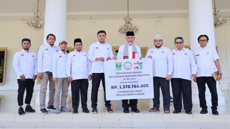 Gubernur Sumbar Lepas Relawan KNRP Bawa Donasi Rp1,37 Miliar untuk Palestina 1 Gubernur Mahyeldi lepas relawan Sumbar ke Palestina dengan donasi 1 miliar lebih. (dok. adpsb)