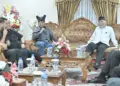 Gubernur Mahyeldi Paparkan Proyek Strategis Sumbar, Flyover Sitinjau Lauik hingga Pengendalian Banjir 2 Gubernur Mahyeldi paparkan proyek strategis di Sumbar dihadapan Menteri Dody Hanggodo dan Andre Rosiade. (dok. adpsb)