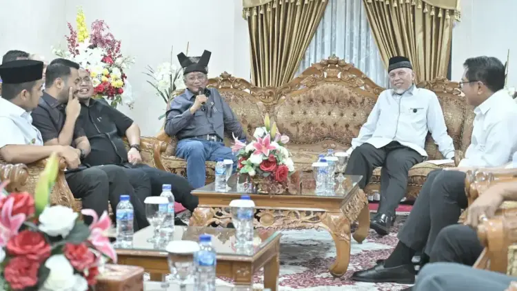 Gubernur Mahyeldi paparkan proyek strategis di Sumbar dihadapan Menteri Dody Hanggodo dan Andre Rosiade. (dok. adpsb)
