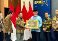 Gubernur Mahyeldi terima penghargaan SPM Awards 2025 untuk Pemprov Sumbar. (dok. istimewa)