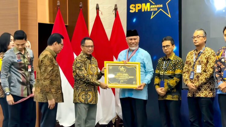 Pemprov Sumbar Terima Penghargaan Bidang SPM Regional Sumatera Tahun 2024 1 Gubernur Mahyeldi terima penghargaan SPM Awards 2025 untuk Pemprov Sumbar. (dok. istimewa)