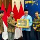 Gubernur Mahyeldi terima penghargaan SPM Awards 2025 untuk Pemprov Sumbar. (dok. istimewa)