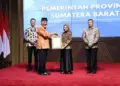 Gubernur Mahyeldi terima penghargaan untuk Sumbar sebagai Pemprov terbaik capaian indeks RB. (dok. adpsb)