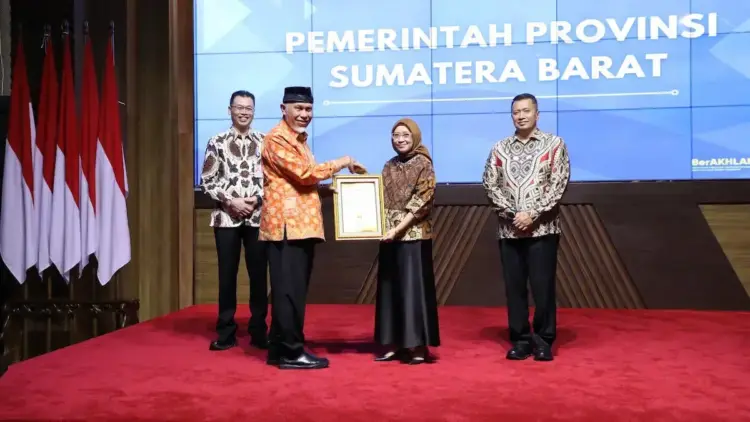 Raih Predikat A dengan Nilai Tertinggi, Capaian Indeks RB Pemprov Sumbar Terbaik di Sumatera 1 Gubernur Mahyeldi terima penghargaan untuk Sumbar sebagai Pemprov terbaik capaian indeks RB. (dok. adpsb)