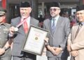 Membanggakan! Gubernur Mahyeldi Raih Penghargaan dari MURI 2 Gubernur Mahyeldi terima rekor MURI. (dok. adpsb)