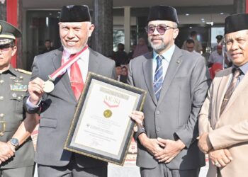 Gubernur Mahyeldi terima rekor MURI. (dok. adpsb)