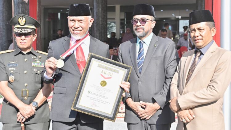 Membanggakan! Gubernur Mahyeldi Raih Penghargaan dari MURI 1 Gubernur Mahyeldi terima rekor MURI. (dok. adpsb)