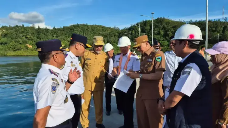 Gubernur Mahyeldi Siapkan Rp97 Miliar untuk Pembangunan Pelabuhan Penasahan 1 Gubernur Mahyeldi tinjau rencana pengembangan Pelabuhan Penasahan di Painan. (dok. adpsb)
