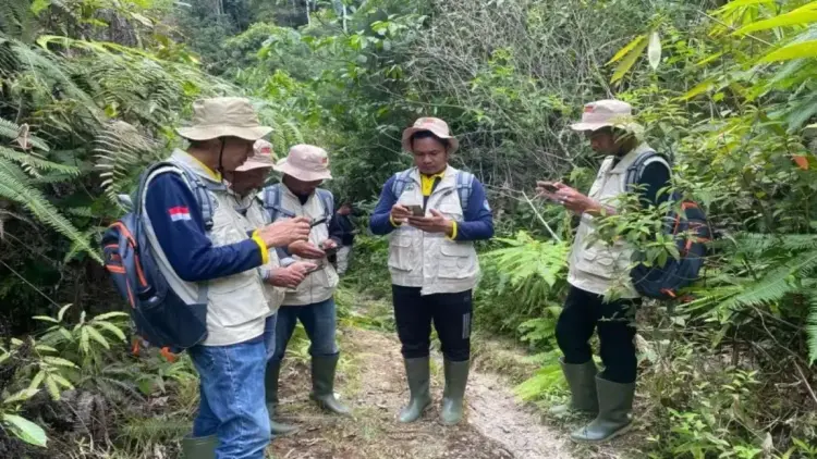 Wujudkan Nagari Ramah Harimau, BKSDA Sumbar Bentuk Tim Patroli Anak Nagari di Koto Tinggi 1 Tim Pagari Koto Tinggi, Kecamatan Gunung Omeh, Kabupaten Limapuluh Kota sedang praktek lapangan patroli kawasan hutan, Kamis (1/5). Dok ANTARA/HO/Yayasan SINTAS Indonesia