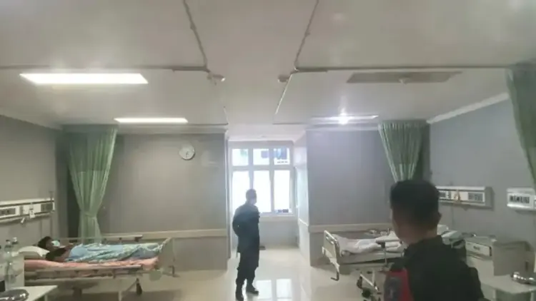 19 Napi Lapas Bukittinggi Dikembalikan setelah Dirawat Akibat Keracunan Miras Oplosan 1 Pasien kasus keracunan massal di Lapas Bukittinggi saat menjalani perawatan di RSAM. Sebanyak 19 pasien telah dikembalikan ke Lapas dan tersisa dua orang dengan perawatan intensif Ruang ICU. (ANTARA/Al Fatah)