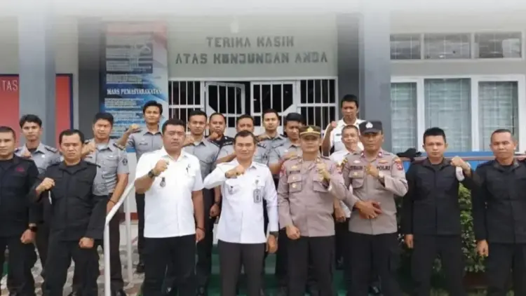 Jajaran Rutan Kelas IIB Lubuk Sikaping bersama personil Polres Pasaman usai melakukan Patroli Sambang.ANTARA/Heri Sumarno