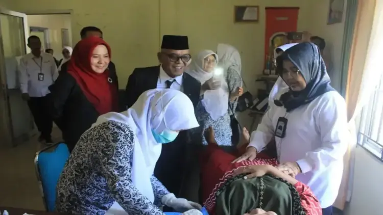 Bupati Pasaman Barat Yulianto saat meninjau pelaksanaan intensifikasi dan integrasi pelayanan Keluarga Berencana (KB) dan Kesehatan Reproduksi (KR) bersama Pemprov Sumbar di Simpang Empat, Senin (5/5/2025). ANTARA/Altas Maulana.