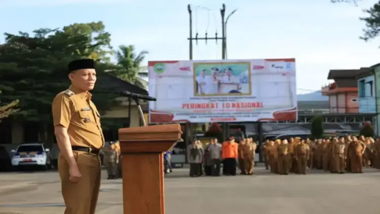 Bupati Pasaman Sabar AS saat menyampaikan arahan dalam apel rutin organik bersama seluruh ASN Pemkab Pasaman di halaman kantor bupati setempat, Senin (5/52025).ANTARA/Heri Sumarno
