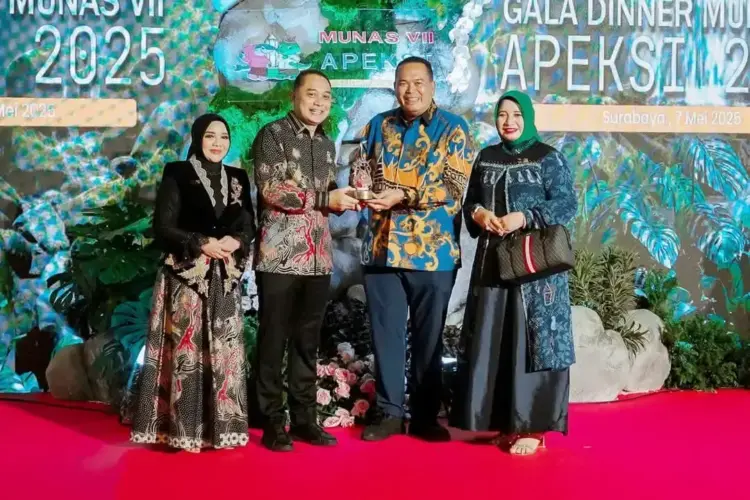 Wako Pariaman dan Istri Hadiri Gala Diner Munas VII APEKSI di Surabaya 1 Walikota Pariaman Yota Balad bersama istri menghadiri gala diner Apeksi. (Foto: Dok.Ist)