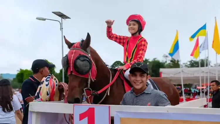Najla Al Balkis, Joki Muda Perempuan Pertama yang Juarai Pacu Kuda Bukittinggi-Agam 1 Najla Al Balkis, joki wanita pertama di Provinsi Sumatera Barat yang berhasil menjuarai lomba Pacu Kuda Wisata Derby Bukittinggi-Agam. (ANTARA/Al Fatah)