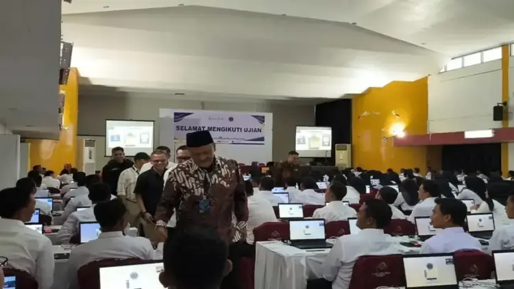 Wakil Bupati Pasaman Barat M.Ihpan saat meninjau langsung pelaksanaan tes seleksi kompetensi pegawai pemerintah dengan perjanjian kerja (PPPK) tahap II sebanyak 1.508 orang di Kampus II UIN Imam Bonjol, Kota Padang, Senin (12/5/2024). ANTARA/HO-Diskominfo.