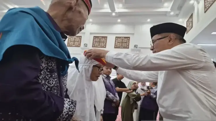 348 Calon Haji Bukittinggi Dilepas, Jemaah Termuda 18 Tahun dan Tertua 86 Tahun 1 Wali Kota Ramlan Nurmatias saat melepas secara resmi calon haji asal Kota Bukittinggi, Sumatera Barat, Selasa (13/5). (ANTARA/Al Fatah)