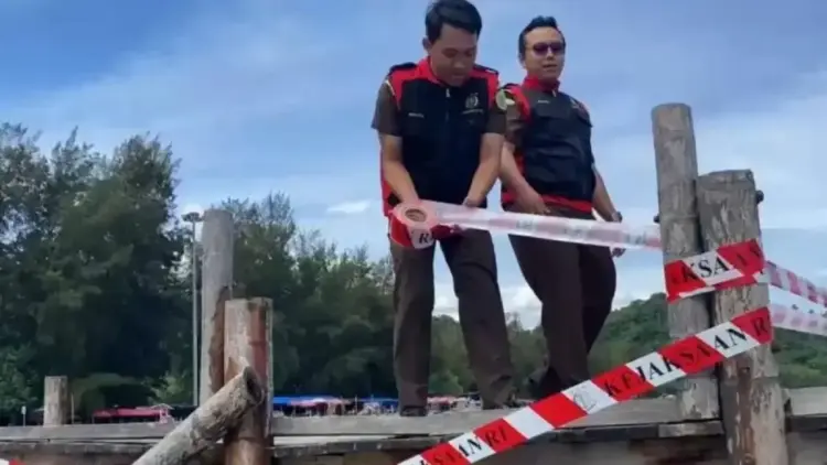 Tim Penyidik Kejati Sumbar menyita wahana terkait tindak pidana korupsi di kawasan Pantai Air Manis, Padang, Sumbar pada Rabu (14/5). ANTARA/FathulAbdi