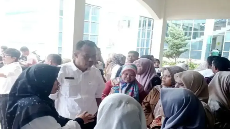 Direktur RSUD Tuanku Imam Bonjol dr. Yong Marzuhaili saat melakukan pengecekan pelayanan registrasi pendaftaran pasien rawat jalan, Kamis (15/5/2025).ANTARA/Heri Sumarno