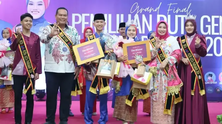 Siswi MAN Pariaman Raih Juara Dua Duta GenRe 2025 1 Wako dan Wawako Pariaman bersama pemenang Duta GenRe Pariaman 2025. ( Foto: Dok.Ist)