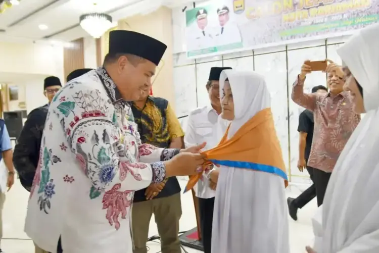 Wako Pariaman Yota Balad melepas 105 jemaah calon haji. (Foto: Dok. Ist)