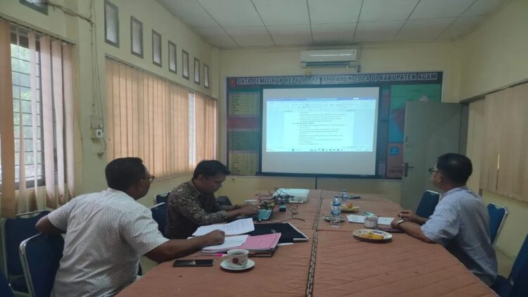 Keban Kesbangpol Agam Bambang Warsito bersama staf sedang menyusun struktur Satgas, Jumat (16/5). Dok ANTARA/Yusrizal