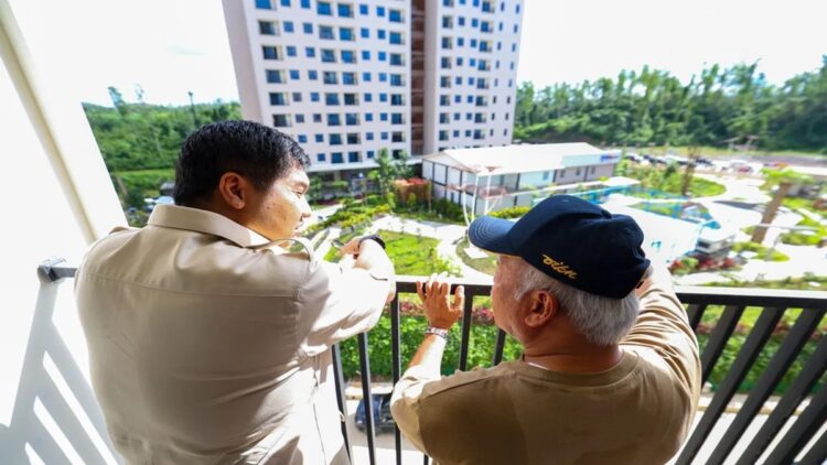 Jamin Akses Layak untuk Semua Lapisan, Pemerintah Sediakan Hunian Masyarakat Umum di IKN 1 Menter PKP Maruarar Sirait (kiri) berbincang dengan Kepala Otorita IKN Basuki Hadimuljono saat mengunjungi IKN berlokasi di wilayah Kabupeten Penajam Paser Utara dan Kabupeten Kutai Kartanegara, Provinsi Kalimantan Timur (ANTARA/HO-dokumen Humas Otorita IKN)